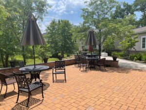 outdoor-terrace-at-luxury-senior-living-community-for-independent-living-assisted-living-memory-care-and-skilled-nursing-care